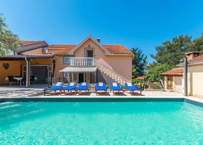 Nice Home In Sveti Filip I Jakov בית נופש סבטי פיליפ אי ג'קוב
