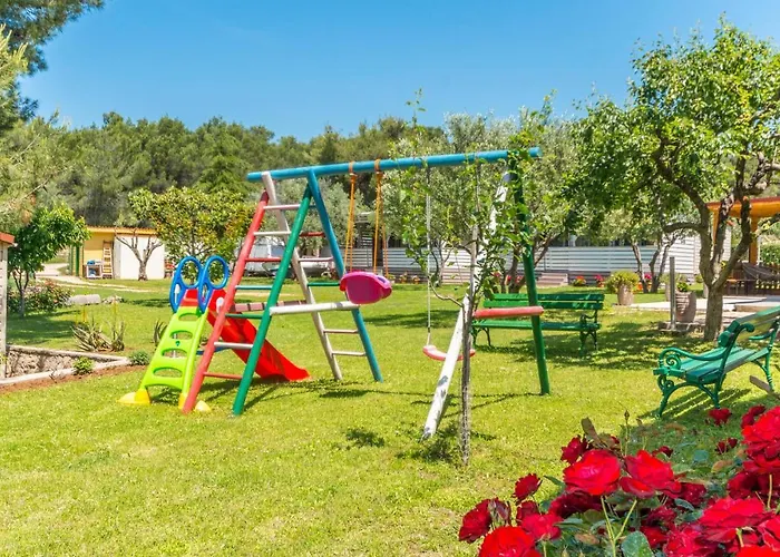 Nice Home In Sveti Filip I Jakov בית נופש סבטי פיליפ אי ג'קוב