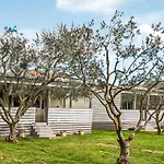Awesome Home In Sveti Filip I Jakov With Wifi בית נופש
