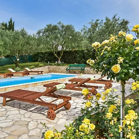 بيت للعطل Awesome Home In Sveti Filip I Jakov With Wifi سفيتي فيليب ياكوف