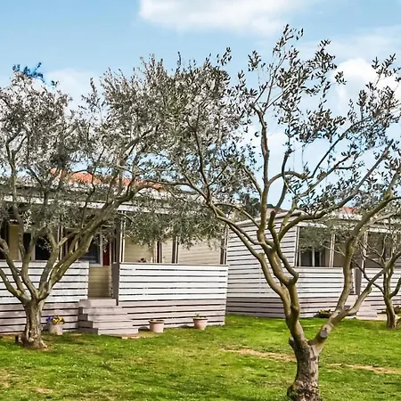 Awesome Home In Sveti Filip I Jakov With Wifi بيت للعطل