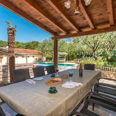 بيت للعطل Awesome Home In Sveti Filip I Jakov With Wifi