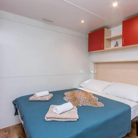 بيت للعطل Awesome Home In Sveti Filip I Jakov With Wifi *