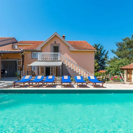 Awesome Home In Sveti Filip I Jakov With Wifi بيت للعطل سفيتي فيليب ياكوف