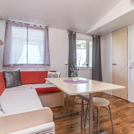 بيت للعطل Awesome Home In Sveti Filip I Jakov With Wifi *