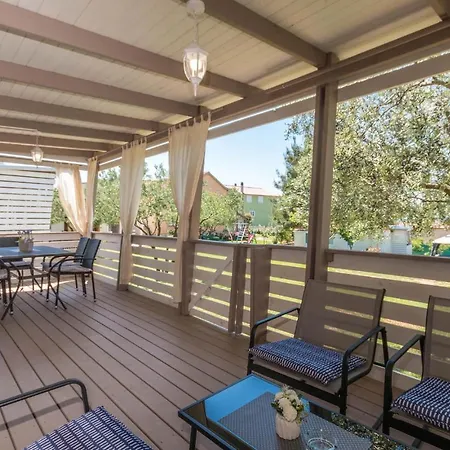 Awesome Home In Sveti Filip I Jakov With Wifi بيت للعطل *