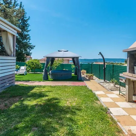 بيت للعطل Awesome Home In Sveti Filip I Jakov With Wifi
