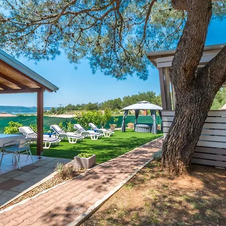 Awesome Home In Sveti Filip I Jakov With Wifi بيت للعطل *