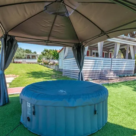 Awesome Home In Sveti Filip I Jakov With Wifi بيت للعطل سفيتي فيليب ياكوف