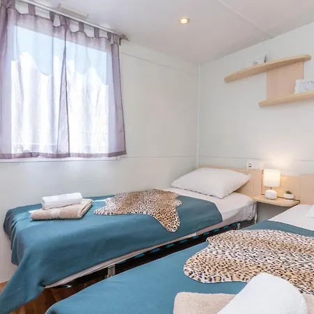 Awesome Home In Sveti Filip I Jakov With Wifi بيت للعطل