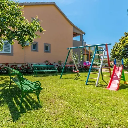 Awesome Home In Sveti Filip I Jakov With Wifi بيت للعطل سفيتي فيليب ياكوف