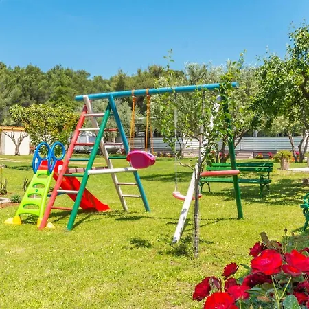 Awesome Home In Sveti Filip I Jakov With Wifi بيت للعطل سفيتي فيليب ياكوف